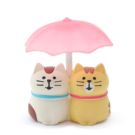 Figurine Cat Couple in the Rain