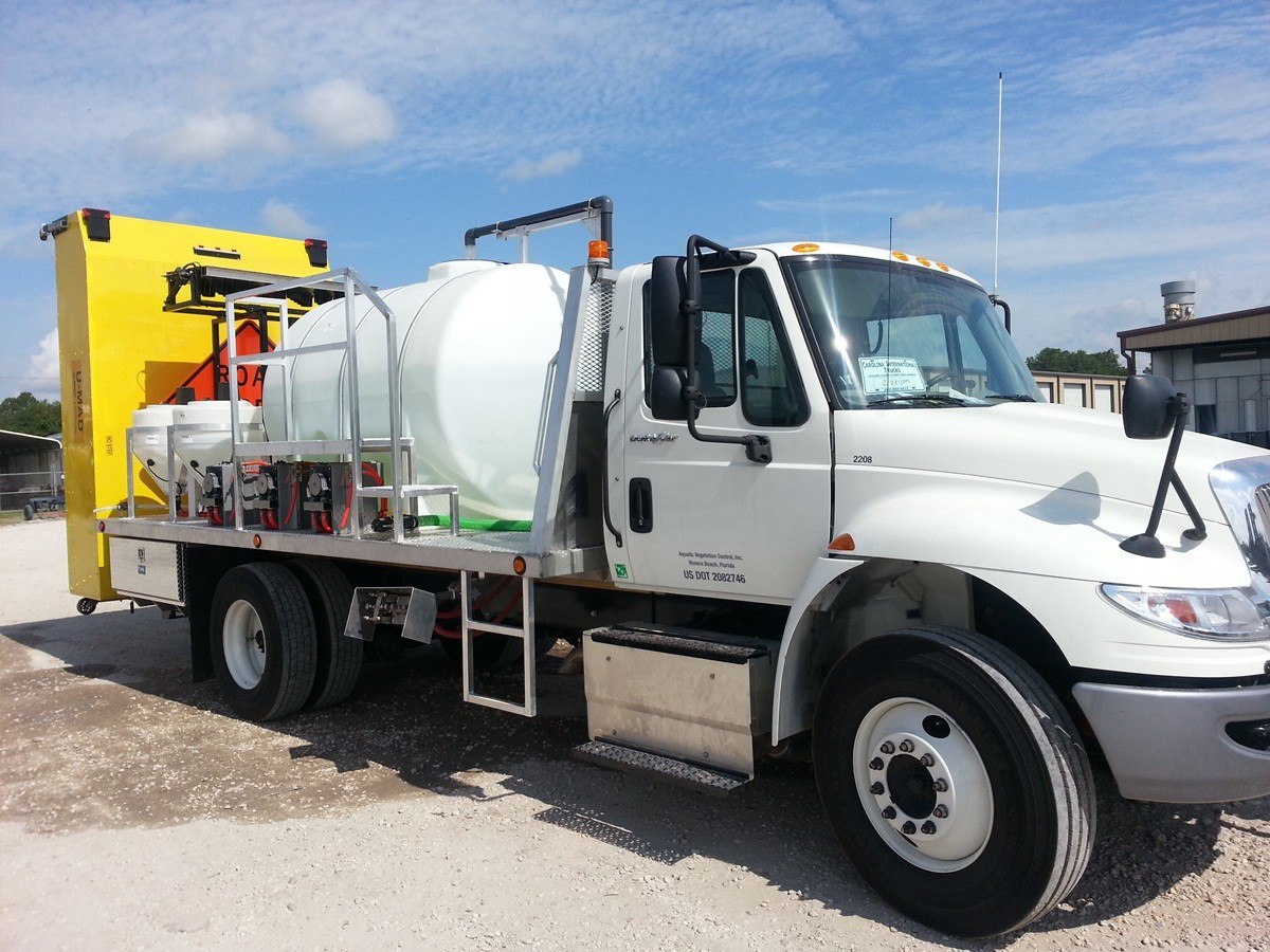CCI Roadside Spray Truck with Chemical Injection 1100 Series