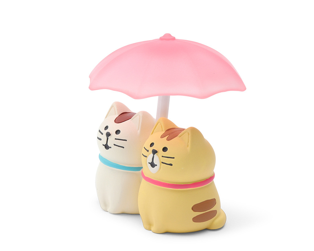 Figurine Cat Couple in the Rain